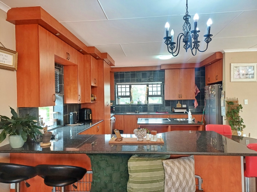 5 Bedroom Property for Sale in Reebok Western Cape